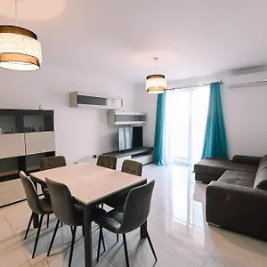 Spacious 3 Bedroom In Sliema! Appartamento